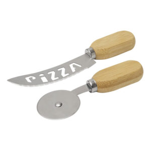 Set de corte NAPOLE. Incluye 2 utensilios: Cuchillo curvo con hoja dentada y perforada para un corte limpio y eficaz; y una cuchilla circular giratoria para un corte simple y veloz, ambos con mango de bambú.