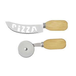 Set de corte NAPOLE. Incluye 2 utensilios: Cuchillo curvo con hoja dentada y perforada para un corte limpio y eficaz; y una cuchilla circular giratoria para un corte simple y veloz, ambos con mango de bambú.