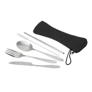 Set de cubiertos PLAT. 5 elementos: Cuchara, tenedor y cuchillo en acero 430; Bombilla y cepillo para bombilla en acero 304. Estuche de eva con cierre y correa de poliéster, color negro