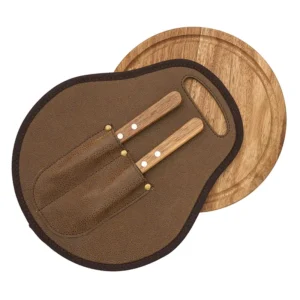 Set de Asado Estribo. Set de asado con tabla y utensilios. Hecho de madera de acacia, cuero y acero inoxidable. Cuenta con tabla redonda con mango, cuchillo y tenedor.