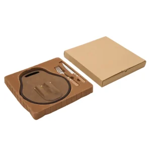 Set de Asado Estribo. Set de asado con tabla y utensilios. Hecho de madera de acacia, cuero y acero inoxidable. Cuenta con tabla redonda con mango, cuchillo y tenedor.