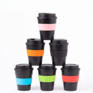 Mug Express Cup Black de 356 cc con banda de silicona y tapa rosca con dosificador para regalos corporativos.