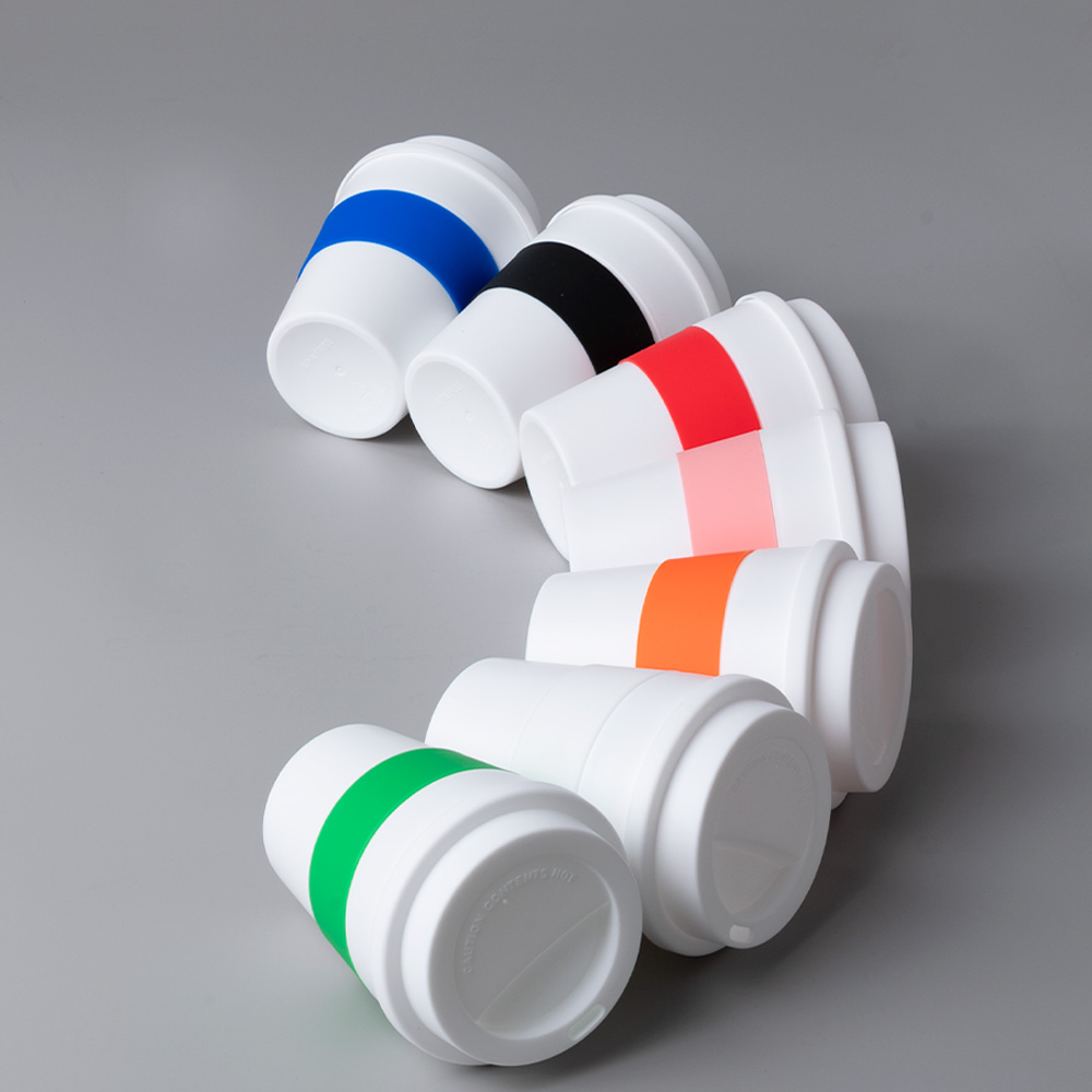Mug Express Cup White de 356 cc con banda de silicona, tapa rosca y caja de cartón kraft para regalos corporativos.