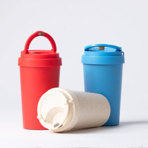 Mug Térmico Eco Cup de 360 cc con fibra de trigo, doble pared aislante, tapa antiderrames y banda kraft personalizable.