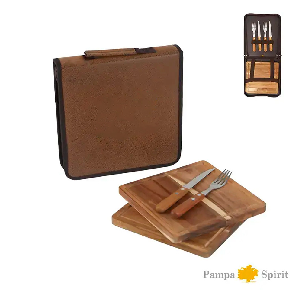 Set Asado Criollo Premium con cuchillo, tenedor, tablas de madera de acacia y estuche de PU color marrón.