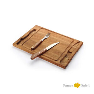 Set Asado Peña Premium con tabla de madera de acacia, cuchillo, tenedor de acero inoxidable y soporte metálico.