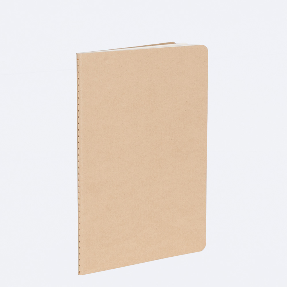 Cuaderno Ecológico Cambridge con tapas de cartulina reciclada, hojas amarillas rayadas y diseño en color natural.
