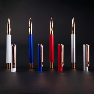 Roller Pen Espe con tapa y terminales encobrizados, disponible en colores plata, blanco, azul y rojo.