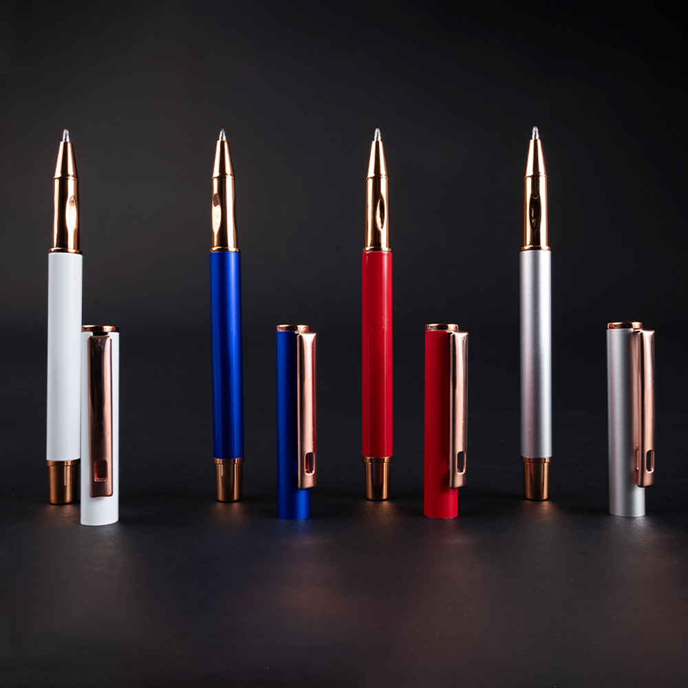 Roller Pen Espe con tapa y terminales encobrizados, disponible en colores plata, blanco, azul y rojo.