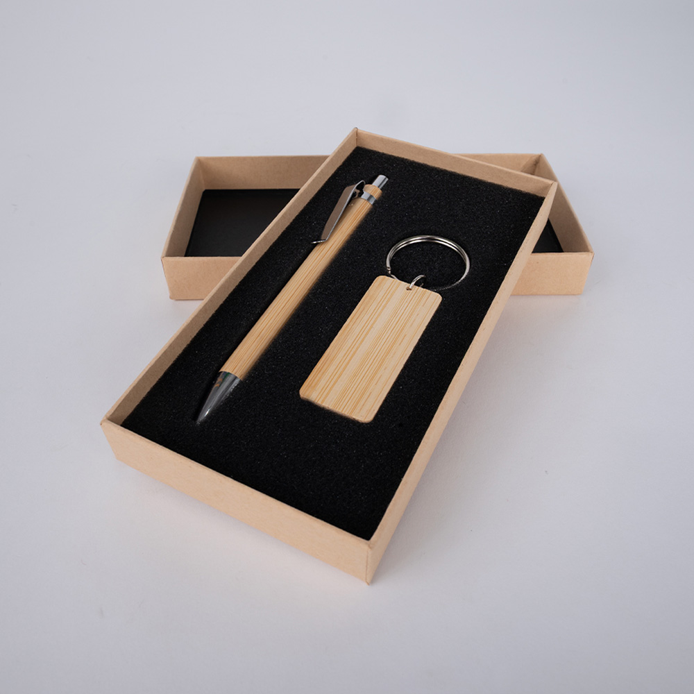 Set Regalo Bamboo Elain con bolígrafo y llavero de bambú presentado en caja kraft para regalos corporativos.